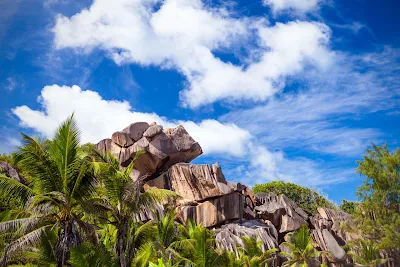 Granitfelsen an der Grand Anse auf La Digue