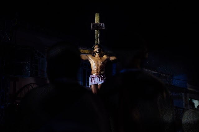 Encenação da Paixão de Cristo emociona público em Cardoso Moreira