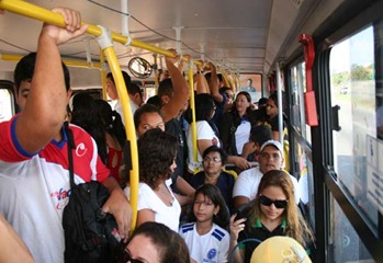31/08/2011 - Natal - Materia Sobre o Tempo do Percuso que o ônibus da Linha 33 Planalto Mãe Luiza Ribeira Leva do Planalto Até o Centro.(ônibus Lotado)<br />foto:Emanuel Amaral/H:/Selecionadas