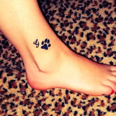 tatuaje de huellas de perrito