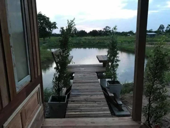 rumah kebun kecil di pinggir kolam ikan