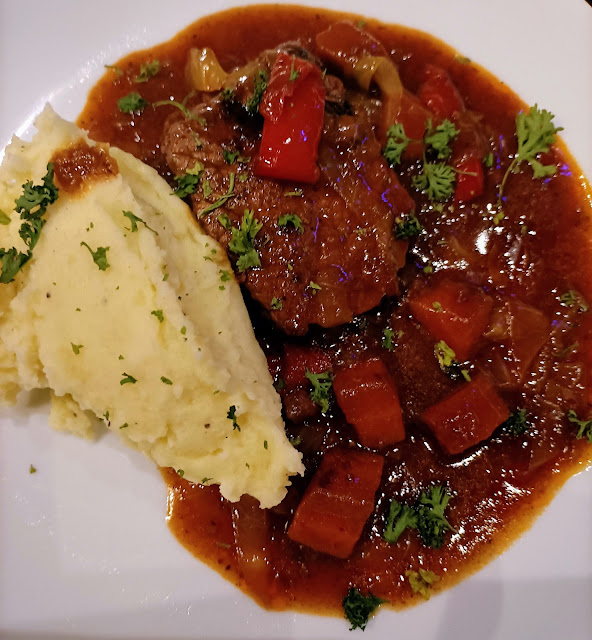 Goulash (bereid in de Crockpot Express) en aardappelpuree