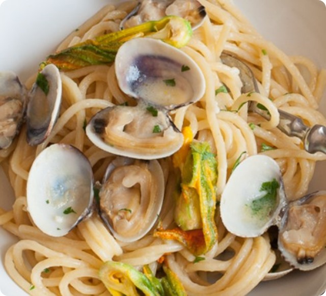 spaghetti-vongole-e-fiori-di-zucca