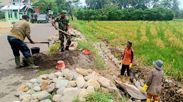 Ringankan Beban Petani, Babinsa Koramil 07/Jangka Bantu Pembuatan Saluran Irigasi