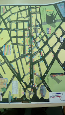 Es la fotrografia del mapa del Eje Comercial de Creu Coberta, que comienza desde Plaza España y termina en Sants. Se pueden apreciar las calles principales y los números correspondiente a cada asociación 