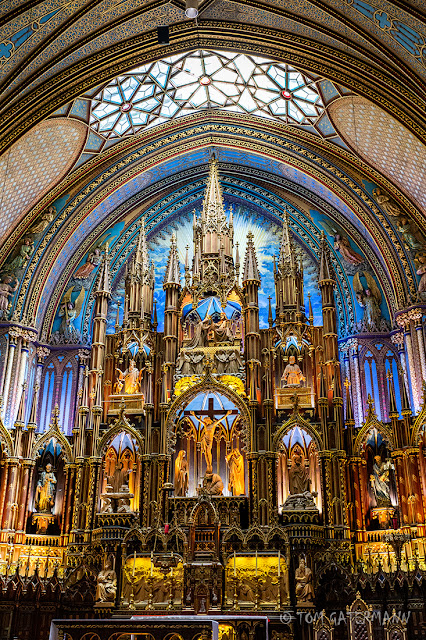 A taller, vertical view of the main altar at Basilique Notre-Dame de Montréal.