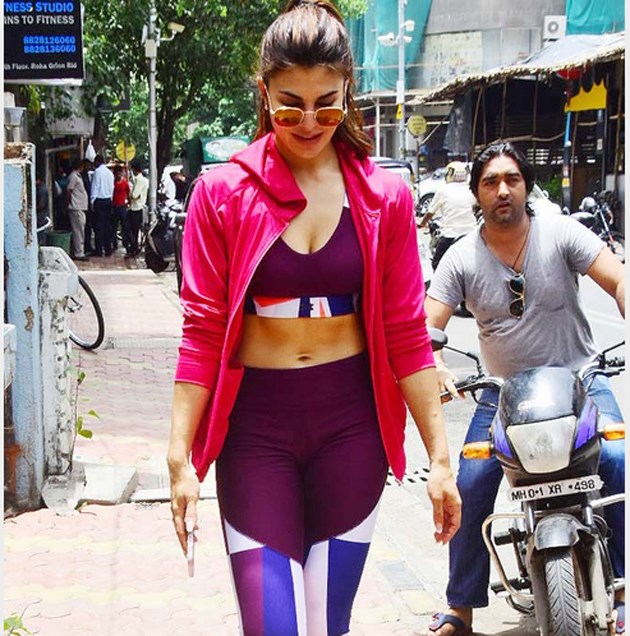 Jacqueline Fernandez cleavage and navel pics in gym dress