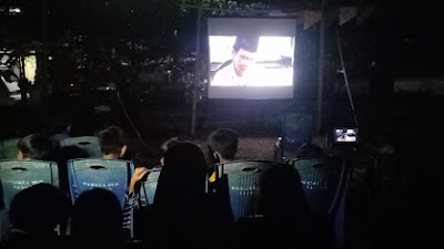 TNI Bersama Warga Desa Ongko Nonton Film Perjuangan di Lokasi TMMD