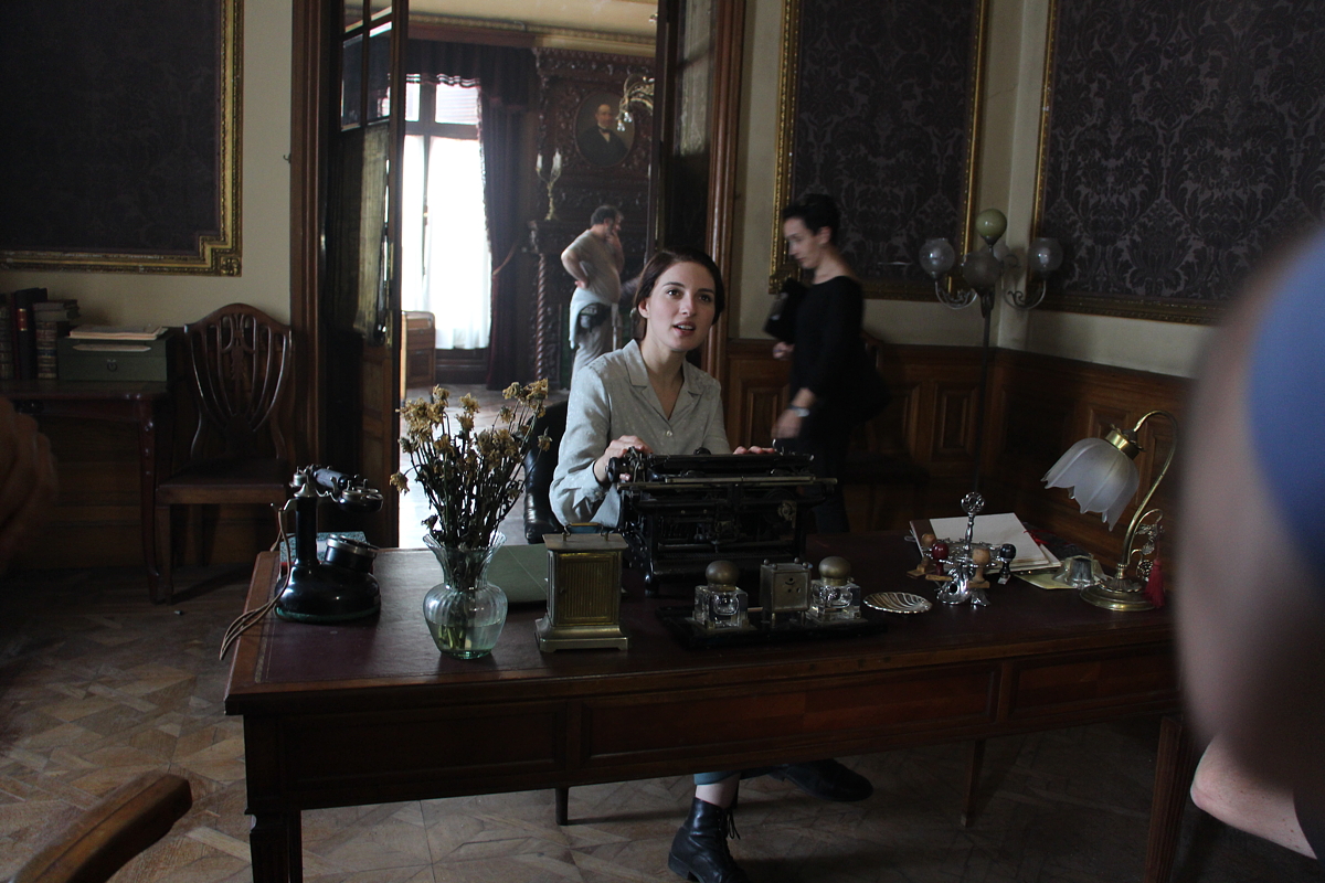 Una de las actrices durante el rodaje de la película en el palacete de la Finca Munoa