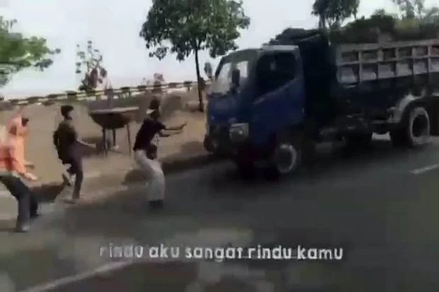 Pelajar Tertabrak Saat Bikin Konten Tiktok, Sopir Truk Kini Diburu Polisi