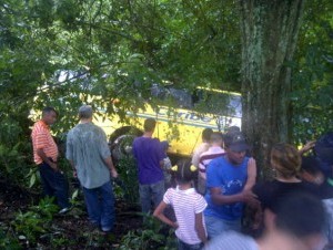 AUTOBUS DE CARIBE TURS CON 5O PASAJEROS SE VUELCA EN CARRETERA DE JARABACOA -LA VEGA; DOS PERSONAS RESULTAN HERIDAS