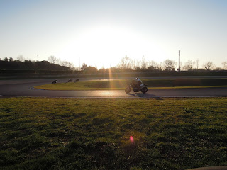 Coucher de soleil sur la parabolique du circuit Carole - Pierre Volpatti - Pilotage Ingénierie Moto