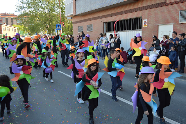 bajada de disfraces en las fiestas de Lutxana