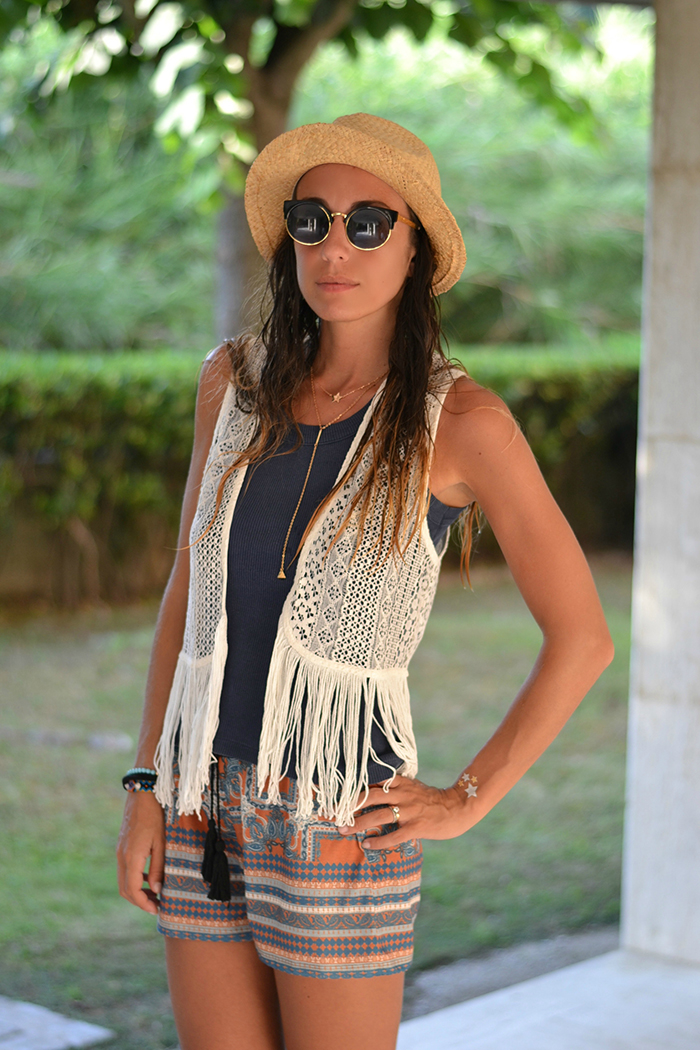 look con cappello di paglia