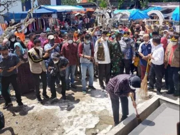 Aksi Mensos Risma Bersihkan Makam Syech Burhanuddin Undang Kekaguman.