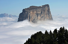 Mont Aiguille возвышается над туманом