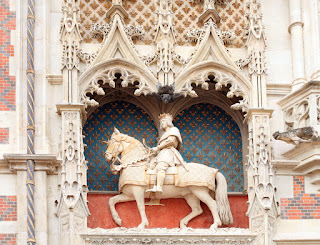 foto de peqeuna escultura de um nobre cavaleiro em torre do Chateau de Blois  
