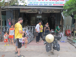 Explaining the chain problem to the bicycle shop owner