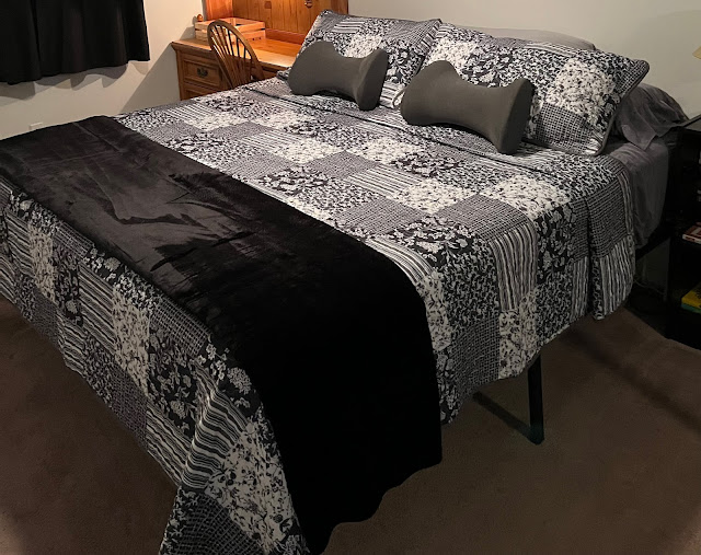 Patterned Quilt Bedspread in Black, White and Grey