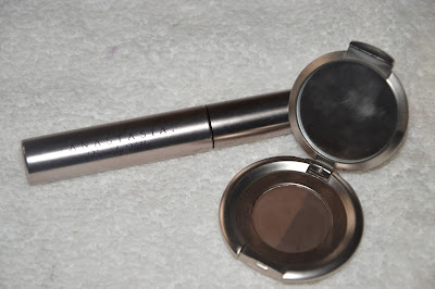 Clear eyebrow gel and eyebrow powder duo in ebony