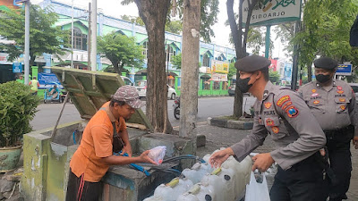 Jumat Berkah, Anggota Samapta Polresta Sidoarjo Sampaikan Himbauan Kamtibmas