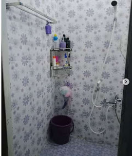 Desain kamar mandi sederhana dengan kloset jongkok dan shower