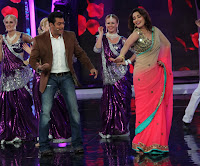 Madhuri & Huma promote 'Dedh Ishqiya' on Bigg Boss 7 with Salman