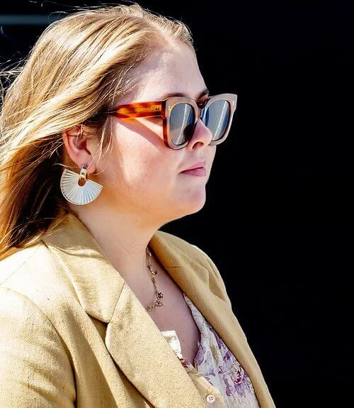 Princess Amalia wore a Tobago silk blouse by Vanessa Bruno, and gold earrings. Queen Maxima wore a white blazer suit