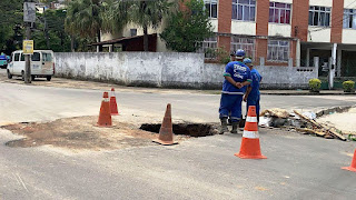 Rompimento de tubulação da Cedae volta a danificar asfalto na Rua Tietê, em Araras