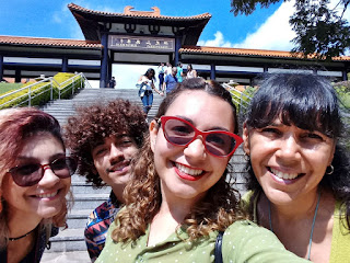 Foto de 4 pessoas na frente da entrada do Templo Zu lai