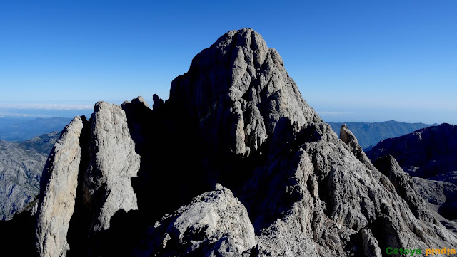 Ruta a Torre Bermeja, Coello, Tiro del Oso y Boada desde el Refugio de Cabrones en Macizo Central de Picos de Europa