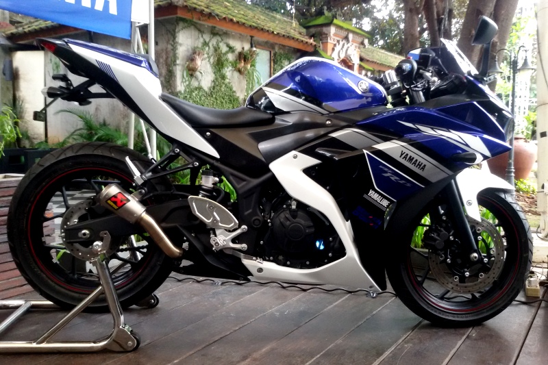 Gambar modifikasi motor yamaha r15 dan r25 striping stiker 