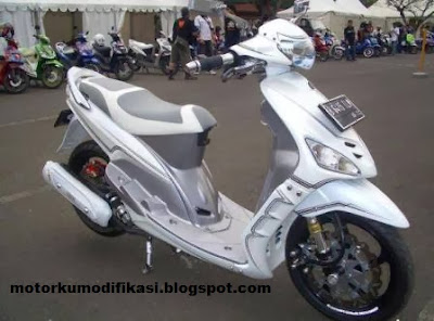 Gambar modifikasi  yamaha mio  warna  putih  polos 