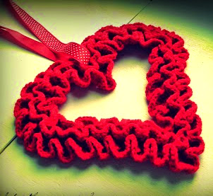 http://translate.google.es/translate?hl=es&sl=en&tl=es&u=http%3A%2F%2Fwouldyoulikeyarnwiththat.blogspot.com.es%2F2012%2F02%2Fruffle-valentine-wreath-free-pattern.html