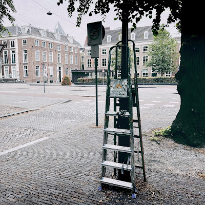 Tegen lantaarnpaal geparkeerde ladders