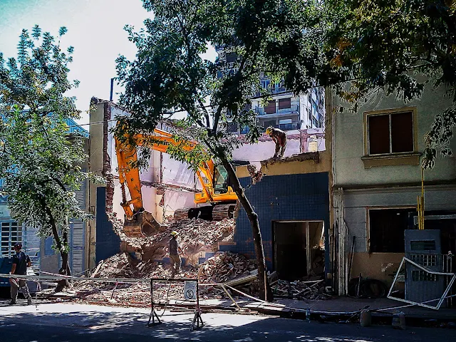 Excavadora demoliendo una casa 