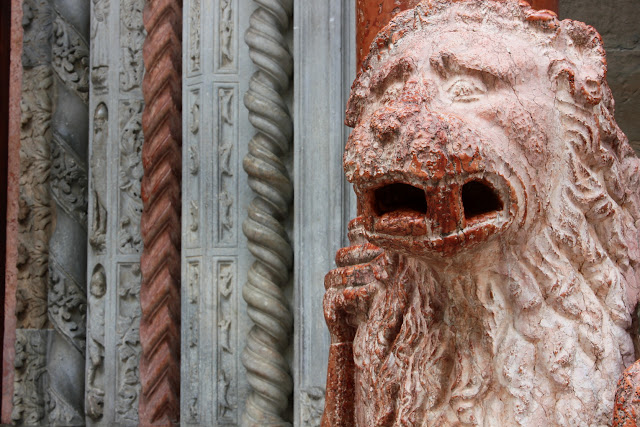 Bazylika Santa Maria Maggiore należy do najważniejszych i najokazalszych zabytków Bergamo. Portal północny przy Piazza Duomo to główne wejście do świątyni. Portal zdobi średniowieczna dekoracja rzeźbiarska. Figura lwa, wyrzeźbionego w czerwonym marmurze, jest jednym z elementów użyczającym portalowi potocznej nazwy, portal "czerwonych lwów". Figura to masywna, o otwartej paszczy, ujętej falowaną grzywą.