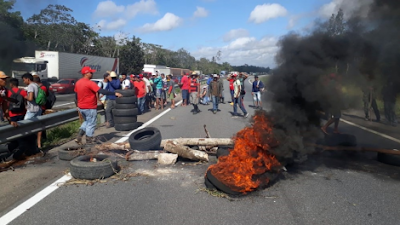 Manifestantes fecharam rodovias com pneus e pedaços de pau na Paraíba (Foto: Divulgação/MST-PB)