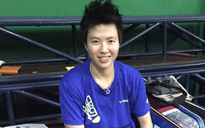 Biografi Liliyana Natsir  Biodata  Nama lahir: Liliyana Natsir Tanggal lahir: 9 September 1985 Tempat lahir: Manado, Sulawesi Utara Tinggi badan: 1.65 m (5 ft 5 in) Asal negara:  Indonesia        Karir Ganda Campuran  Liliyana sudah tiga kali mencicipi babak final kejuaraan All England yang merupakan salah satu turnamen tertua ini. Pada tahun 2008, Liliyana yang berpasangan dengan Nova Widianto ditaklukkan pasangan China, Zheng Bo/ Gao Ling lewat permainan tiga gim, 21-18, 14-21, 9-21. Pasangan nomor satu dunia Zhang Nan/Zhao Yunlei yang juga berasal dari China kembali memupuskan harapan Nova /Liliyana (NoLyn) untuk menjadi juara All England pada tahun 2010. Mereka harus mengakui keunggulan lawannya dengan skor tipis, 18-21, 25-23, 18-21.  Lilyana yang dikenal sebagai atlet yang ramah, disiplin, dan berkemauan keras ini akhirnya berhasil mendapatkan gelar juara pada turnamen All England. Pada tahun 2012 Lilyana Natsir dan Tontowi Ahmad membawa pulang gelar juara untuk Indonesia yang telah mengalami penantian panjang selama 33 tahun untuk prestasi ganda campuran All England.  Gelar terakhir Indonesia dipersembahkan oleh pasangan Christian Hadinata dan Imelda Wiguna pada tahun 1979. Gelar juara ini adalah titel premier pertama bagi Tontowi & Liliyana. Sebelumnya pasangan ini pernah mejuarai dua