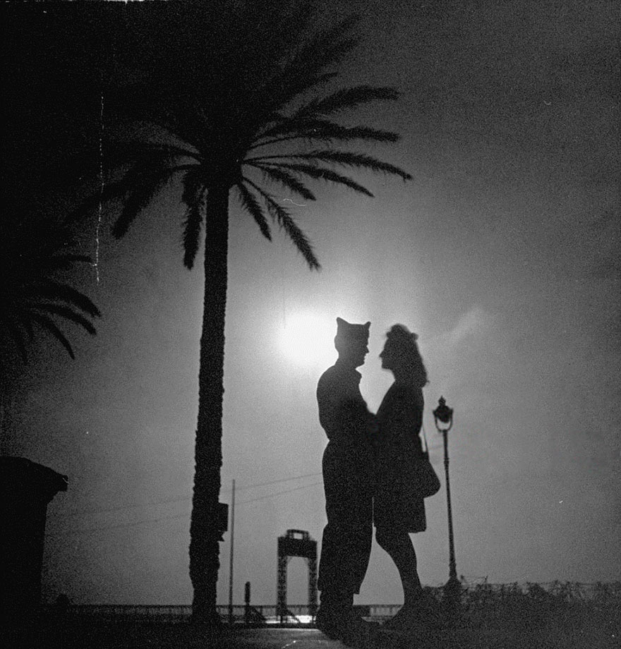 60 + 1 Heart-Warming Historical Pictures That Illustrate Love During War - An American GI And His French Girlfriend Holding One Another While On A Date, 1940s