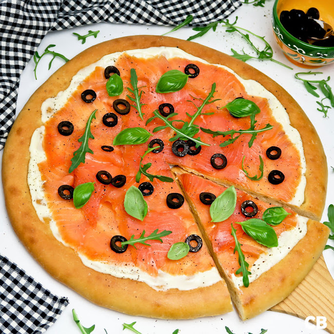 Focaccia met gerookte zalm, olijven en citroenmayonaise