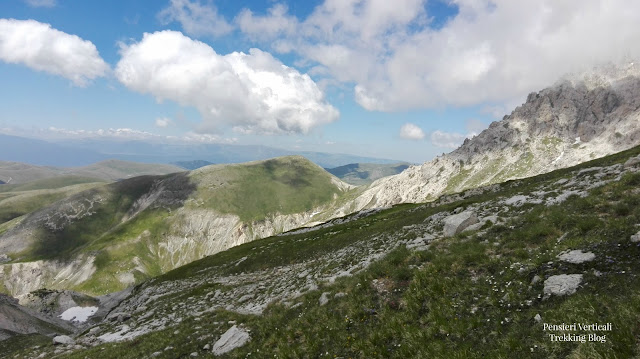 La conca verdeggiante prima del Vado di Ferruccio nella salita al Monte Prena sulla via normale