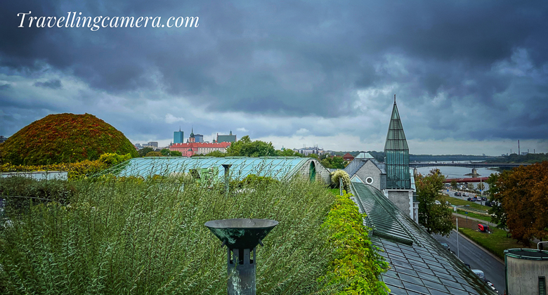 In the spring and summer, the garden bursts to life with various outdoor events, from open-air theater performances to botanical workshops. As the seasons change, so does the character of the garden, ensuring that each visit is a unique experience.