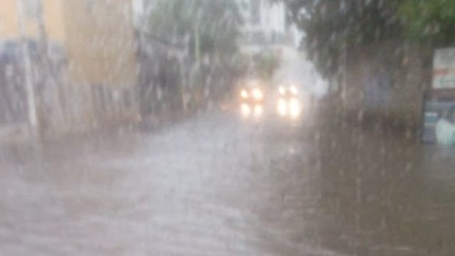 Chuva forte alaga ruas de Lauro de Freitas; veja vídeo