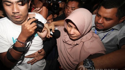 Ya'qud Ananda Gudban mencoba menghindari wartawan saat ditanya perihal kasus korupsi ini (Abah Anton tetap dengan gayanya yaitu tersenyum walaupun telah memakai rompi oranye (makassar.tribunnews.com)