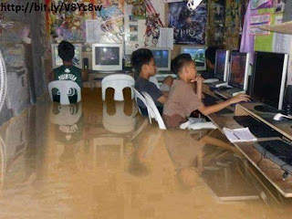 Gambar anak asik main Banjir Jakarta 2013
