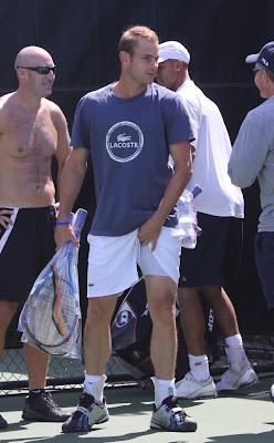 HQ image of Roddick scratching his itchy balls