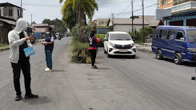 PMI dan Asosiasi Wartawan Profesional Indonesia Halmahera Utara (Halut) Bagi Masker Ke Warga.