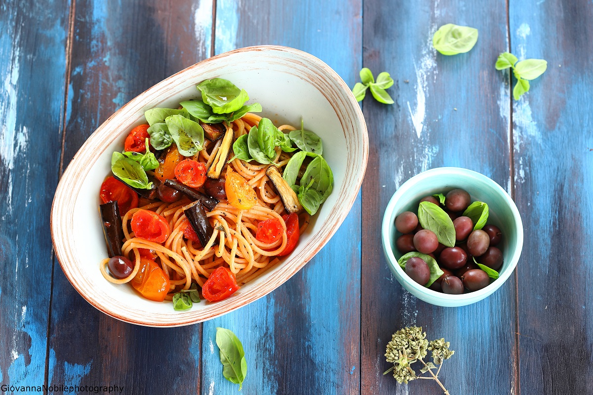 Spaghetti con pomodorini e melanzane