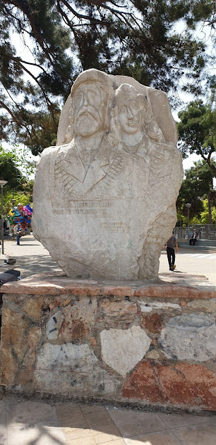 Επάνω, μνημείο της Εθνικής Αντίστασης στο Χαλάνδρι του Μιχάλη Κάσση (1996). Κάτω, η «Αθηνά» (1952) στο Πεδίον του Aρεως, έργο των Βάσου Φαληρέα και Αθανασίου Λημναίου (γλύπτες) και Φαίδωνα και Εθέλ Κυδωνιάτη (αρχιτέκτονες).
